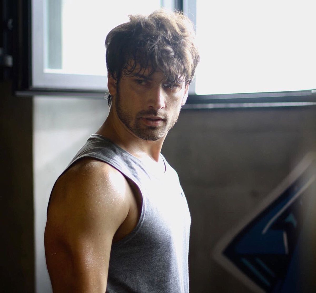 İçinde suçladığın bir çocukla kaçtın kendinden.Her kaçışında yine kendine yakalandın.Sonra aşka, sevgiye, merhamete dokundu kalbin ve sen omuzlarında yüklerle büyüdün, olgunlaştın.Beraber büyüdük, öğrendik.. Seni de geçmişe gururla asıyorum, hoşçakal. #CenkÇelen