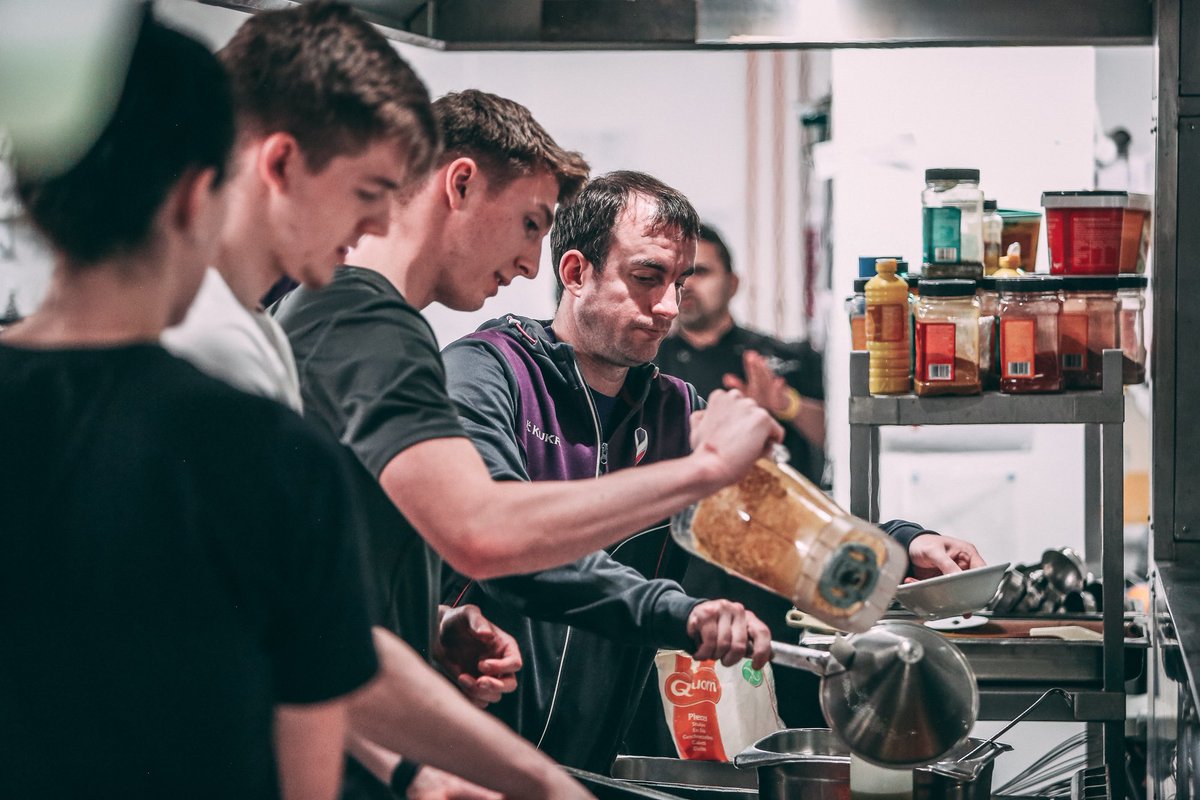 Awesome workshop with Head Chef of the <a href="/EAC_hotel/">Elite Athlete Centre</a> @varunshivdasani &amp; <a href="/franbaldwinn/">Fran Rothon</a> this afternoon at <a href="/lborouniversity/">Loughborough University</a> for our athletes &amp; staff! 

#WhereHistoryBegins