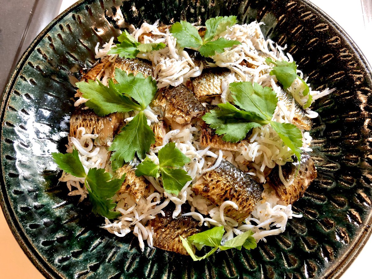 おりえ 鰯の親子丼です お刺身用の鰯を3枚におろして 軽く焼いて皮目を炙り ごはんは酢 金胡麻 大葉2枚を微塵切りにしたものを和えた その上に鰯 しらす 三つ葉 旦那さん絶賛 やったね おりえ 鰯の親子丼です お刺身用の鰯を3枚におろして 軽く焼いて皮目を炙り ごはんは酢 金胡麻 大葉2枚を微塵切りにしたものを和えた その上に鰯 しらす 三つ葉 旦那さん絶賛 やったね