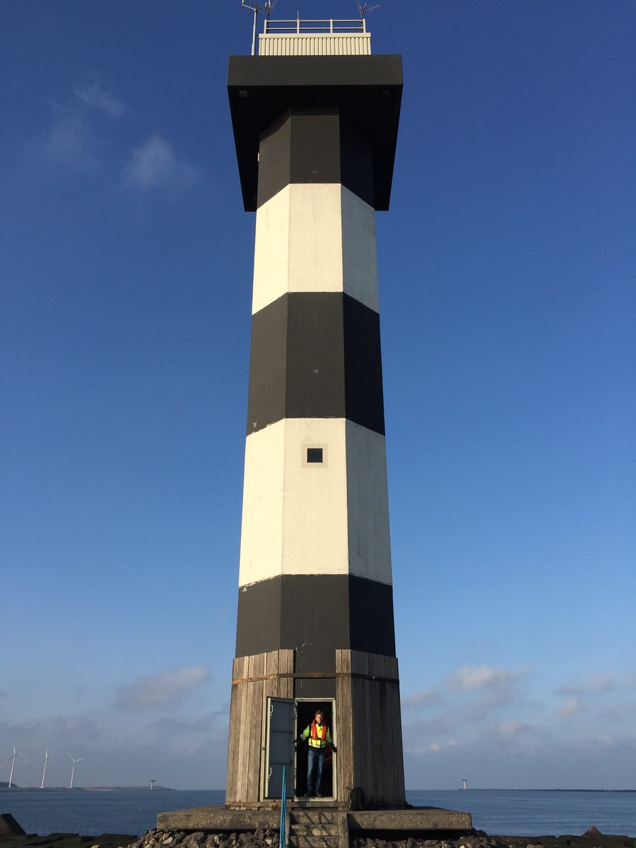 HavenRotterdam's tweet photo. Snuffelpaal in Rotterdamse haven controleert zwaveluitstoot scheepvaart. Lees meer over de snuffelpaal: https://t.co/EdZEPFk86u #energietransitie #milieu #binnenvaart #Scheepvaart #CO2 #bunkeren #schonehaven https://t.co/k3h7IpWAJN