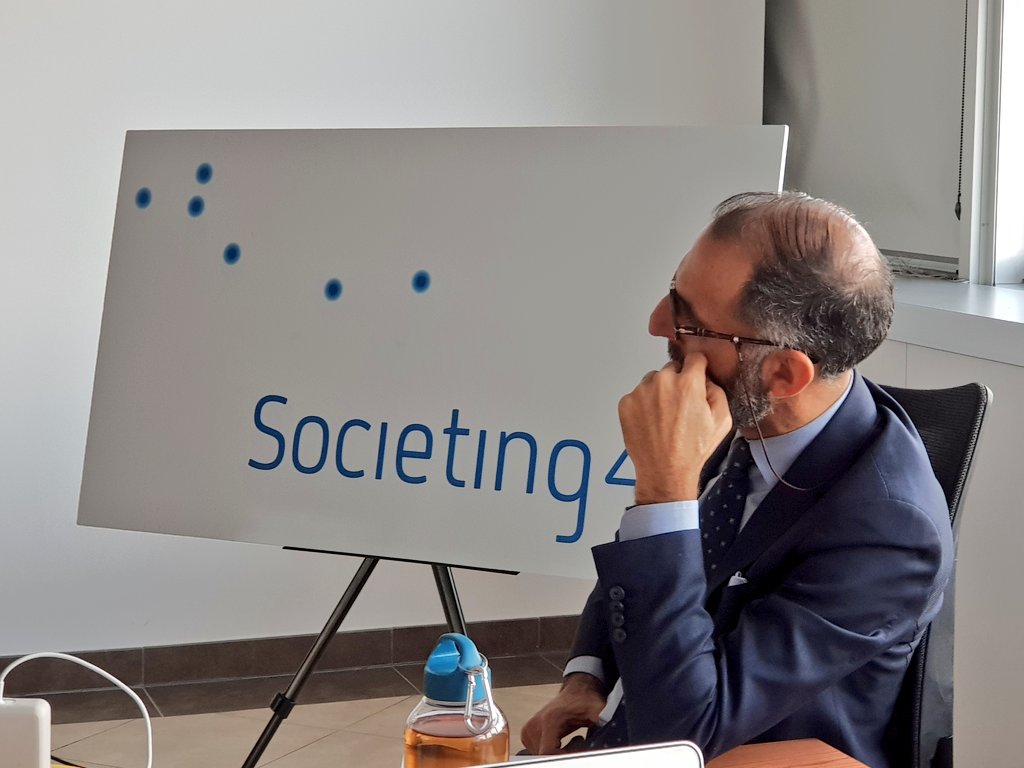 Societing_SC's tweet photo. È iniziato il workshop Antropologia del #FoodSystem con #Societing e #RuralHack e i relatori d'eccezione Karl Wolfsgruber, Annalisa Gramigna e il nostro @mantralex https://t.co/DsSrLgllRy