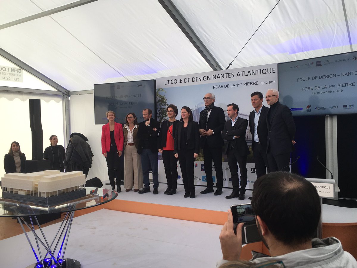 Loic1001's tweet photo. #idn2022 ce matin Pose de la première @lecolededesign !! Une école internationale fortement ancrée dans son territoire! 11 000 m2  pour former les designers de demain. @Johanna_Rolland @LGarnier44 @GaudemerE @AgenceMimram @guellerin @Yann_Trichard @JfranAncel @sgouret https://t.co/j0XcSqy5Fb