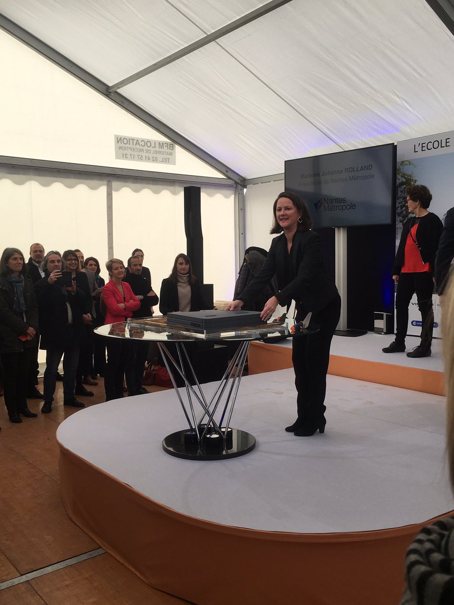 #idn2022 ce matin Pose de la première <a href="/lecolededesign/">L'École de design Nantes Atlantique</a> !! Une école internationale fortement ancrée dans son territoire! 11 000 m2  pour former les designers de demain. <a href="/Johanna_Rolland/">Johanna Rolland</a> <a href="/LGarnier44/">Laurence Garnier</a> <a href="/GaudemerE/">Gaudemer Emmanuelle</a> <a href="/AgenceMimram/">MARC MIMRAM</a> <a href="/guellerin/">Christian Guellerin</a> @Yann_Trichard <a href="/JfranAncel/">Jean-François Ancel</a> @sgouret