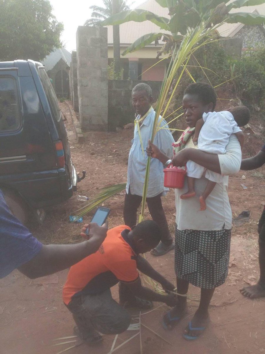 Coal_City's tweet photo. Happening now at Okofia Otolo Nnewi, the location of the UNIZIK College of Health. This man from Okija impregnated his own daughter for the second time, now they are asked to leave Nnewi.
#CoalCityConnect https://t.co/35Hl4dNgVe