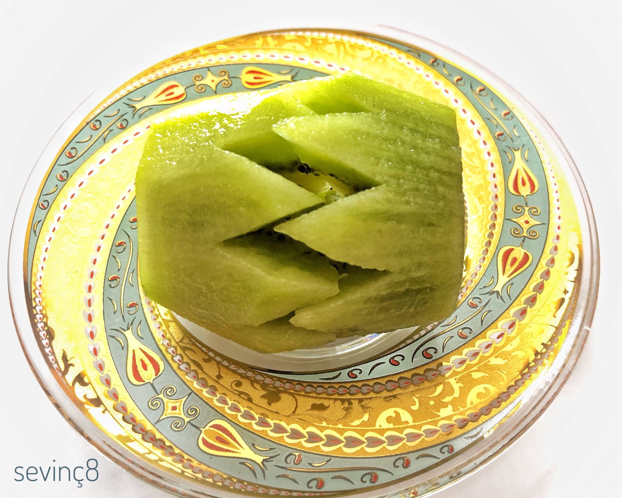 Sevinc8 セヴィンチエイト キウイの王冠 ジュース キウイには簡単で可愛い切り方があります 真ん中に向かってステーキナイフなどでジグザグにザクザク刺します すると パカーンと2つのキウイの王冠が完成 Sevinc8のチャイグラスの上に