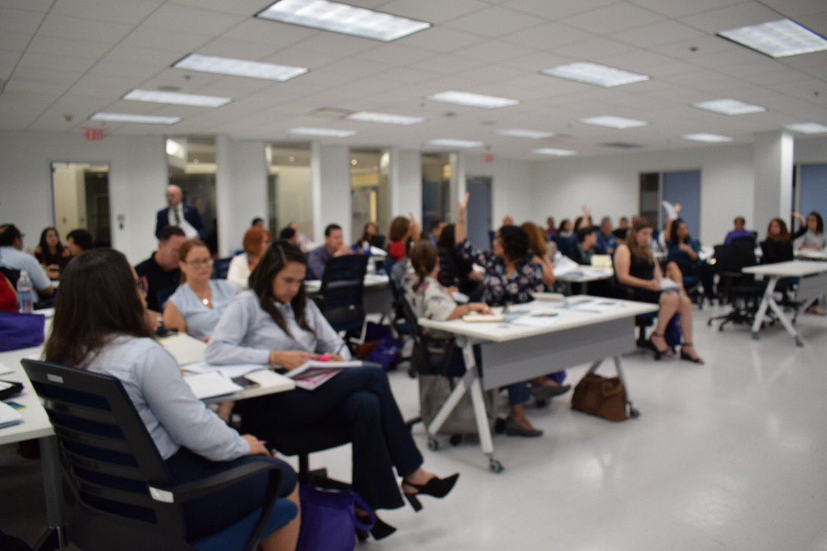 CCEPuertoRico's tweet photo. A través de las iniciativas de PR Emprende continuamos fomentando la exportación de las empresas locales en los mercados internacionales. Recientemente sobre 50 empresarios participaron del taller Export Compliance Seminar ofrecido por el US Commercial Service. #PRemprende. https://t.co/cH6NrgAGox