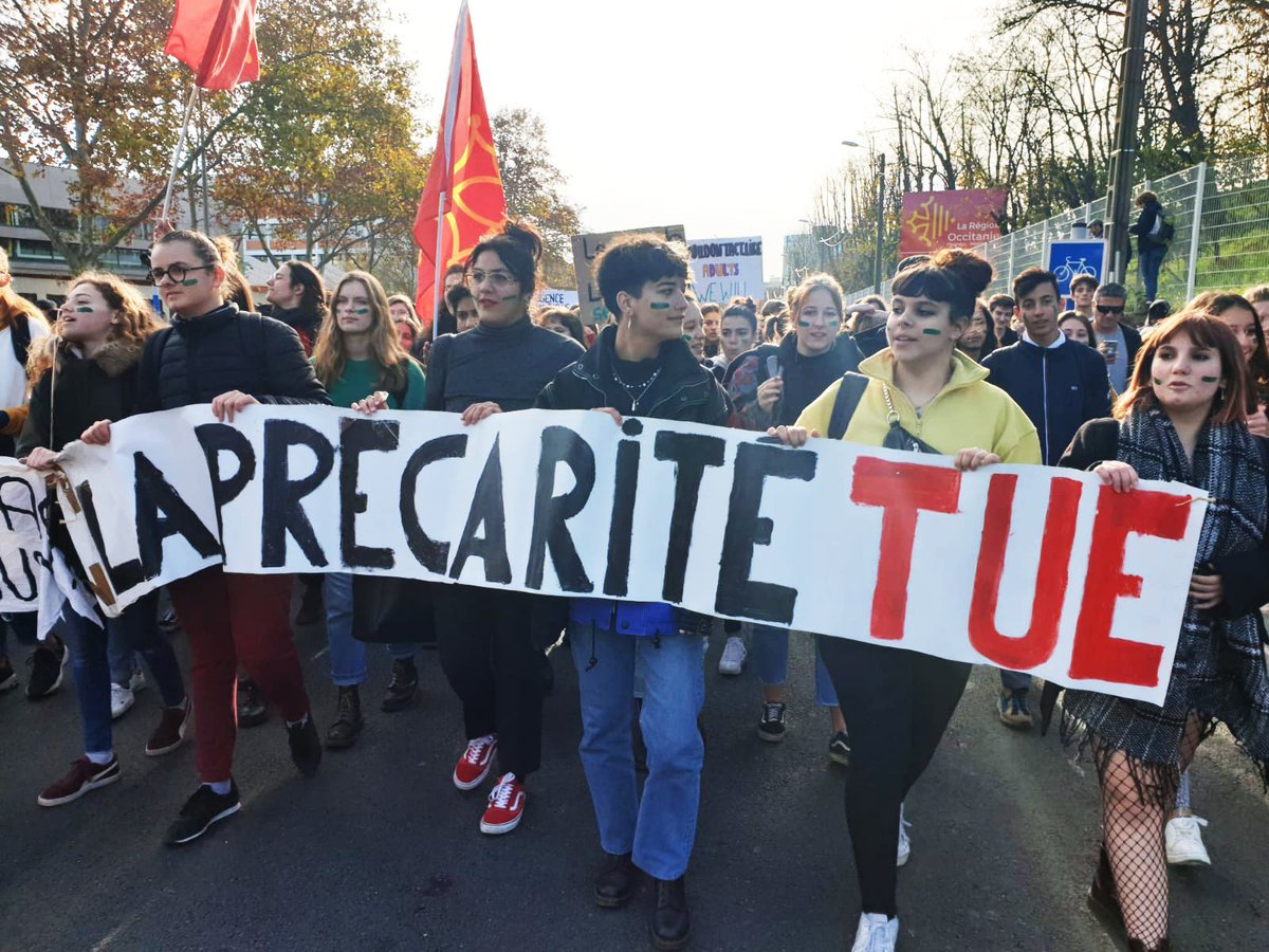 Mediapart's tweet image. « C’est quoi le message qu’on donne aux jeunes ? Travaille, consomme et ferme ta gueule ! » 
Les lycéens en tête du cortège de la manifestation à Montpellier. Victoria, 15 ans, porte la banderole. #grevedu10décembre