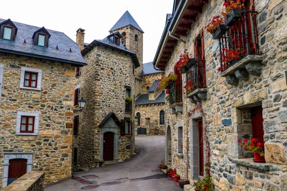 exploravia's tweet photo. ¡Amante de los paraísos naturales! ☃️ 🏔 🏔 🎒 ¿Tienes planes de escapada para las próximas semanas?
#Lanuza, en el Valle del Tena (Huesca), puede ser un buen destino para estos días... ¿Qué te parece?
..
https://t.co/CpeXDFRRVD
#Exploravia #appturismo
📸 Poliki / V.Villamón https://t.co/jbwUl1bLtp