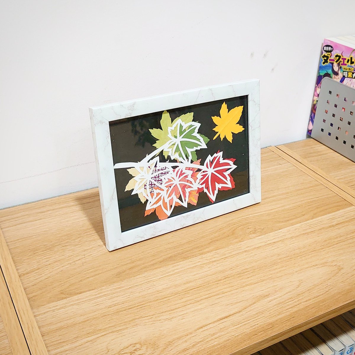 Toyokawa Libgeo En Twitter 豊川市中央図書館２階通路のマンガ ラノベコーナーに飾っている季節に合わせた切り 紙細工 季節は秋ということで 只今のテーマは 紅葉 です T Co Ymt130ccpe 豊川市 中央 図書館 Library ジオスペース館 館内飾り 切り紙