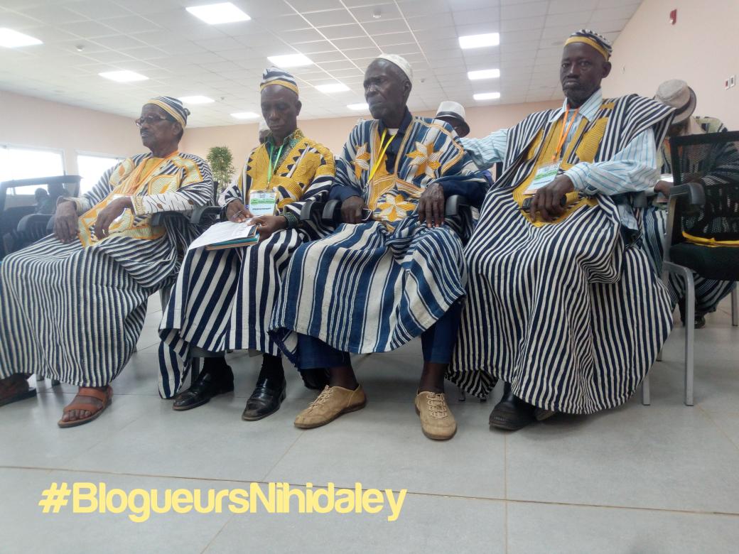 tonkpiNihidaley's tweet photo. #FestivalNihidaley #Tonkpi #Man #uvci 
#Instant colloque
#jour2
 *La culture Dan ,facteur de la paix*
#Sous thème: les #fondements de la paix dans nos #cultures #traditionnelles (Dan,et autre)
#Débats et #échanges  avec le #public. #Objectif: faire promouvoir la culture Dan! https://t.co/FoEocuTLrB