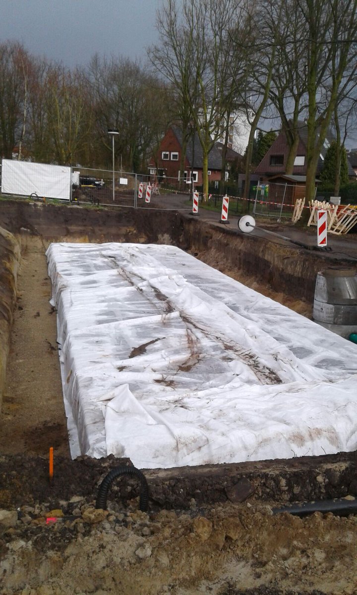 Aanbrengen en waterdicht lassen van LDPE Folie inclusief doorvoeren > Waterberging dmv LDPE Folie (1mm), hierbij wordt regenwater korte tijd gebufferd en vervolgens vertraagd afgevoerd naar het gemeentelijke HMA riool of oppervlakte water. Incl. beschermingsvlies BontexGeo NW20