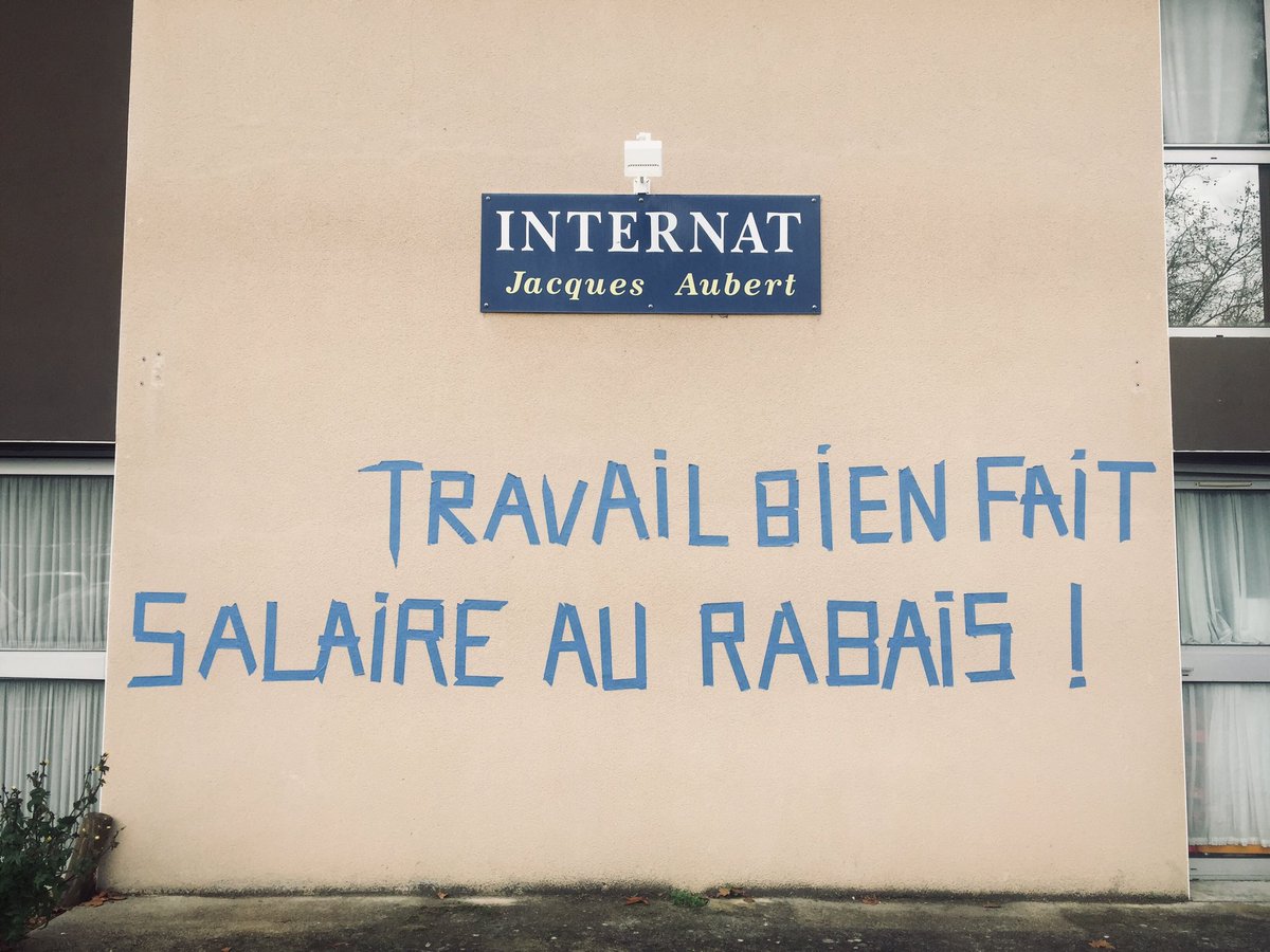 HryGrd's tweet photo. Au CHU de #Poitiers, les #internes en médecine sont à bout : "Droits précaires, réforme bancale, heures supplémentaires bénévoles, assignations abusives..."
Ils sont 60% de #grévistes. 
#internesengreve #grevedu10decembre https://t.co/GCw8tle5i9