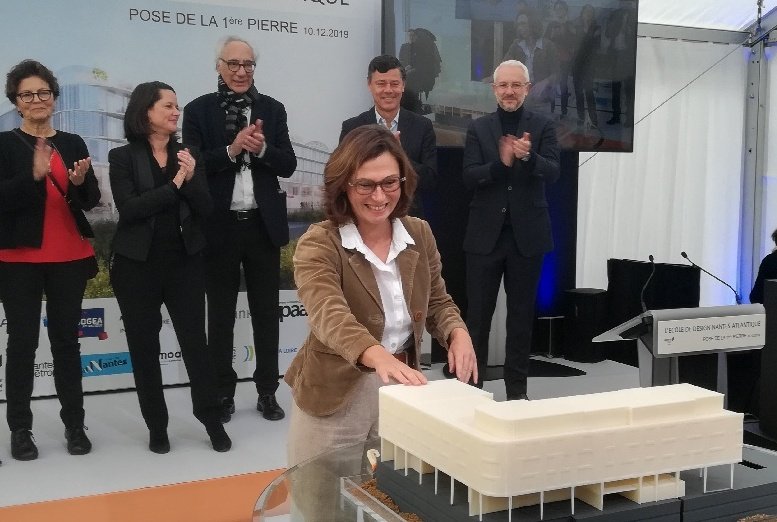 CCINantes's tweet photo. [#IDN2022] Pose de la première pierre du futur bâtiment @lecolededesign sur l'île de Nantes. L'investissement immobilier le plus important en France en matière de design. Une vraie chance pour le territoire🚀 https://t.co/3fCMmk8VXp
