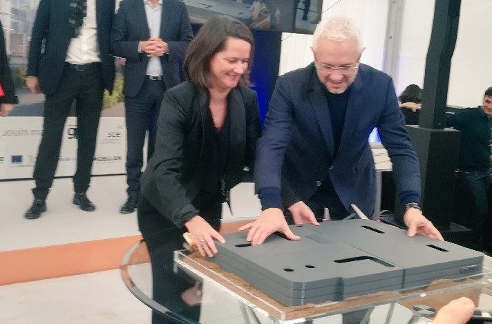 CCINantes's tweet photo. [#IDN2022] Pose de la première pierre du futur bâtiment @lecolededesign sur l'île de Nantes. L'investissement immobilier le plus important en France en matière de design. Une vraie chance pour le territoire🚀 https://t.co/3fCMmk8VXp