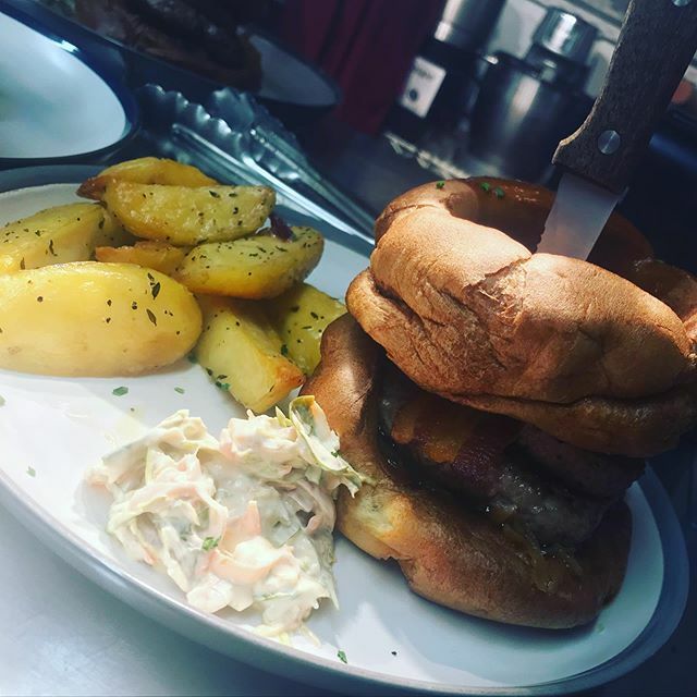 Smithys_Shack's tweet photo. @queensbse Xmas burger, turkey and pork patty, stuffing, crispy bacon, caramelised onions, bacon and cranberry jam, jus, yourkie ‘buns’. Served with hand cut roasted thyme chips, and Brussel sprout slaw .
.
.
#chefs #chefslife #freshfood #localingredient… https://t.co/pXgTBjwRbn https://t.co/3vgNim2bvV