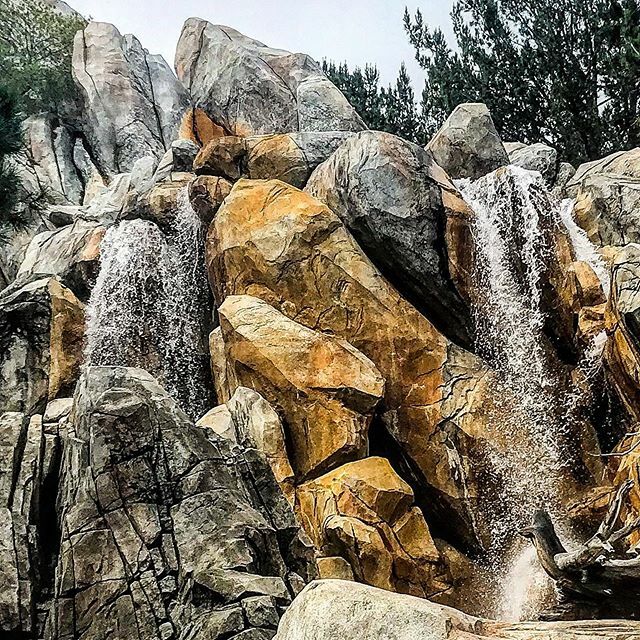 farnia22's tweet photo. More Disney imagineering. Perfect. #thechroniclesoffarnia #thingssoamazeme #magickingdom #magic #alchemy #disneyland #rocks #waterfall #texture #beauty #nature #beauty https://t.co/rE2dX8SgUn https://t.co/JzpoFg7Fzt