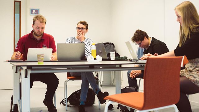 InvisCitiesNL's tweet photo. Volg ook de redactie @achterdeschulden op Instagram.  Deze InvisibleCities-redactie portretteert mensen die met schulden te maken hebben (gehad). Unieke mensen die soms niet door de maatschappij begrepen worden. #invisiblecities #schulden #schuldvrij #journalistiek https://t.co/VjuCow7nWo