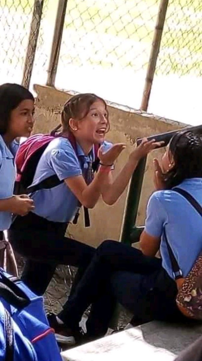 Yo explicándole a mis amigos que el beso de 3 es para reforzar la amistad.