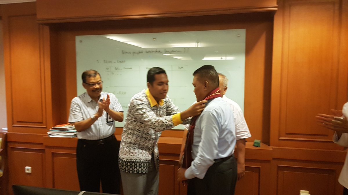 Ketua Ikatan Mahasiswa Tanimbar Jabodetabek mengalungkan selendang kain tenun Khas Tanimbar sebagai symbol pertalian silaturahim dan komunikasi yang berlanjut dengan Sathas Dana Desa  .