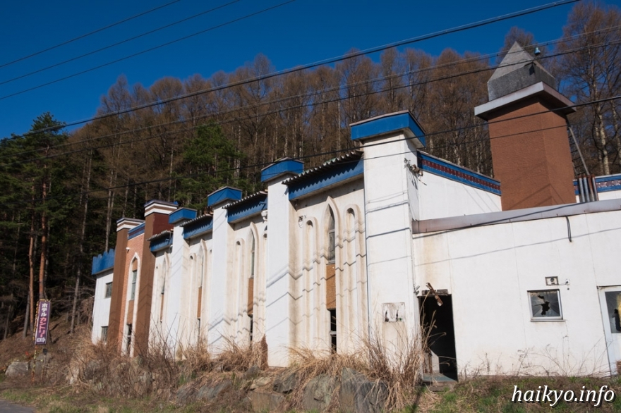 廃墟検索地図bot ホテル カントリー ホテル カントリーは長野県塩尻市のラブホテル 国道153号線沿い 善知鳥峠に位置する 1969 1974年に開業 二階建て建物が ヘ の字型に連結された構造で 一階が駐車場 二階が客室だった 廃墟 写真 地図