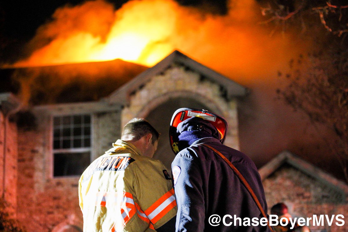 newsphotogchase's tweet photo. #BREAKING @ArlingtonTxFire firefighters are battling a house fire in South Arlington. Heavy flames were seen coming out of the attic. Red Cross on scene assisting effected residents. @MVSDFW #MVSDFW #Dmrtr https://t.co/vfXm8hGtVP