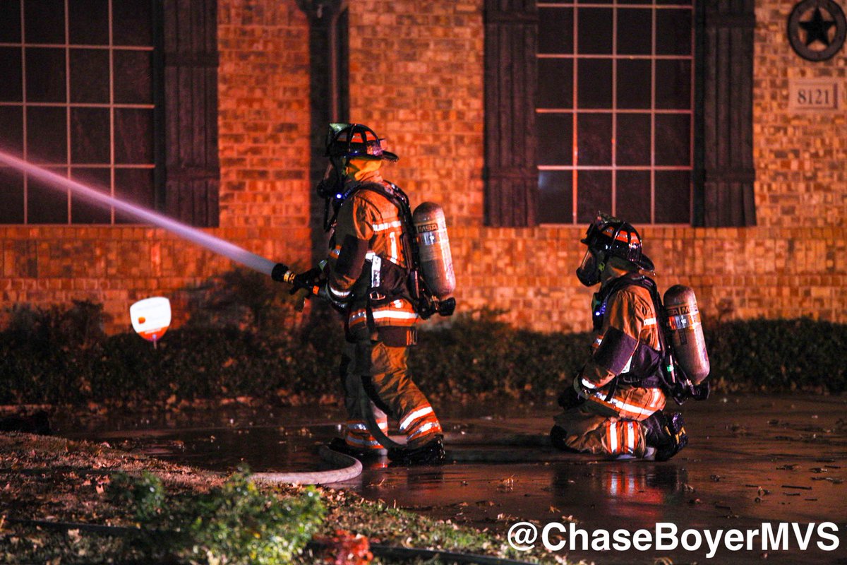 newsphotogchase's tweet photo. #BREAKING @ArlingtonTxFire firefighters are battling a house fire in South Arlington. Heavy flames were seen coming out of the attic. Red Cross on scene assisting effected residents. @MVSDFW #MVSDFW #Dmrtr https://t.co/vfXm8hGtVP
