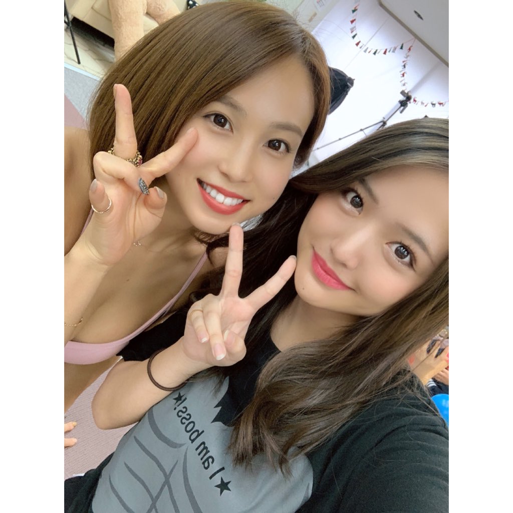 みのトレ行ってきました〜✊
今回結構ハードだったけど、みのり先生をガン見しながら楽しみました（変態）🤤

明日絶対筋肉痛！ちゃんと普段から体動かして綺麗なスタイル目指さねば！

大好きなみのりさんとりなさんと📷💗

#犬童美乃梨　さん
#橋本梨菜　さん https://t.co/66MMF9OZak