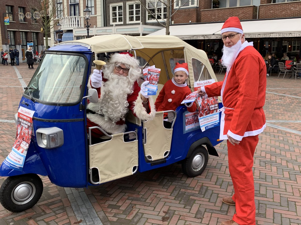 SantarunWest's tweet photo. Bij de derde Santarun hoort ook weer een mooie loterij. Gratis voor iedereen die meeloopt! Voor diegenen die niet meelopen zijn er ter plekke loten verkrijgbaar. Koop ze, want er zijn geweldige prijzen! https://t.co/LZBudcaXGX