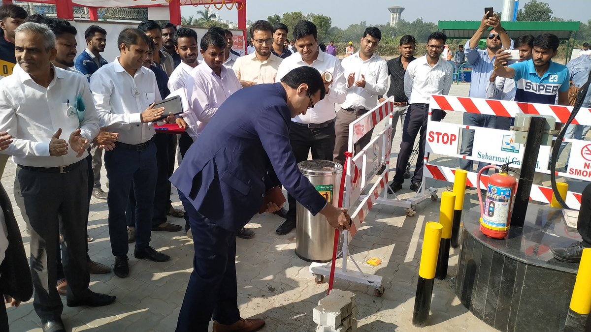 ModasaCity's tweet photo. અરવલ્લી જિલ્લાના મોડાસા ખાતે ઓનલાઇન #CNG ગેસ પંપનું ઉદ્ઘાટન કરતાં #SGL ના ચેરમેન સંજીવકુમાર તેમજ @CollectorArvali કલેક્ટર શ્રી @AmruteshA.

સૌજન્ય :~ @ankitchauhan111 

#CNGPumps #CollectorArvalli #DdoArvalli #SpArvalli #Modasa #Aravalli #Gujarat #ModasaCity #ArvalliDistrict https://t.co/rnkt3zU3AQ