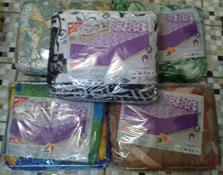 JOGO DE COLCHA 5 PEÇAS:

1 COLCHA CASAL 2,40M X 2,20M
2 PORTA TRAVESSEIROS 70CM X 60CM
2 REFIS DE TRAVESSEIROS 70CM X 60CM

VALOR: 70,00 (CADA JOGO)

PAGAMENTO EM DINHEIRO, CARTÃO DE CRÉDITO OU DÉBITO. 

CONTATO: (21) 98003-0883 (PODE LIGAR A COBRAR)