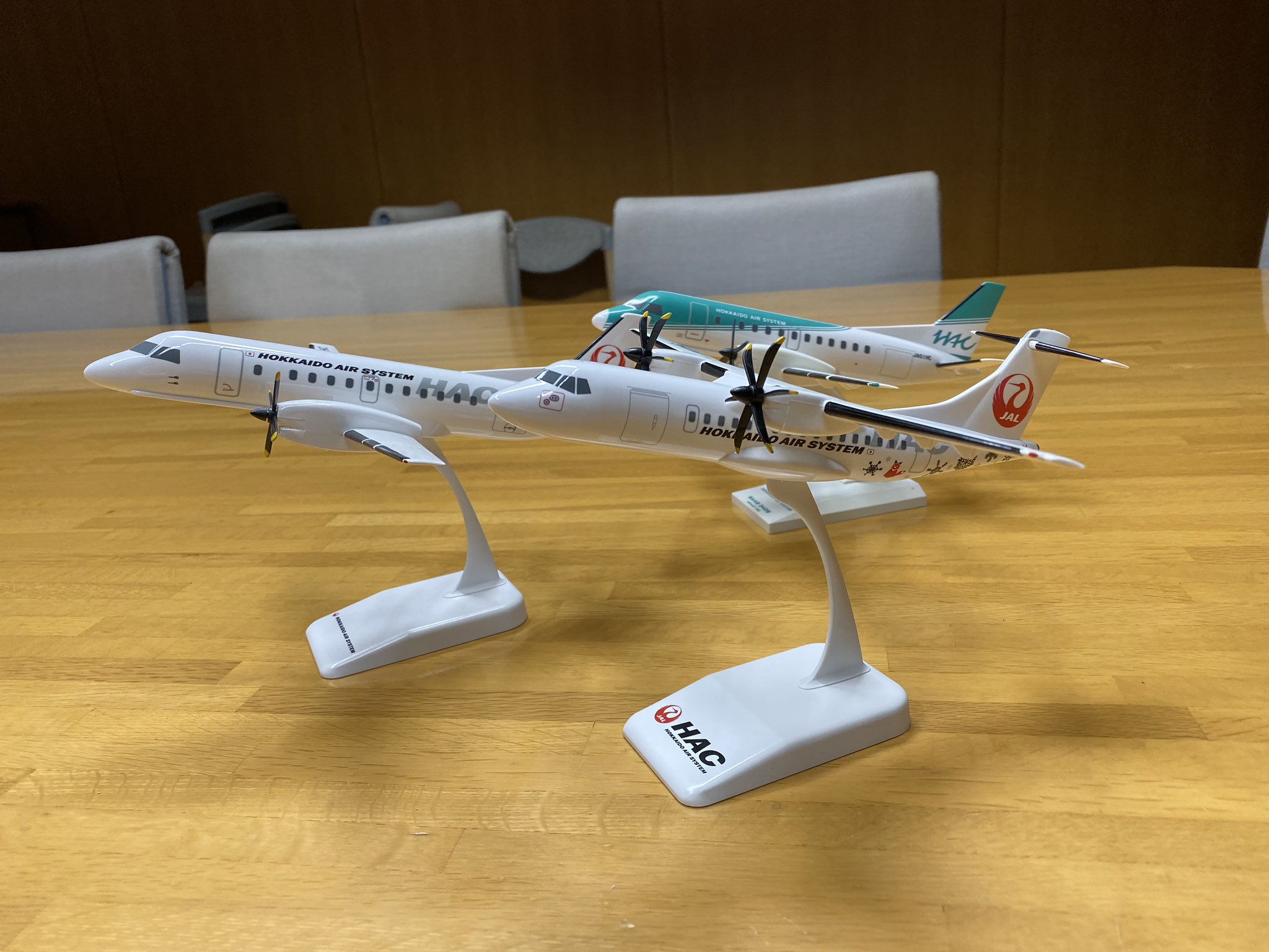 北海道エアシステム HAC ATR42-600 木製モデルプレーン秋田空港モデル 激安アウトレット!】 北海道エアシステム 木製モデルプレーン