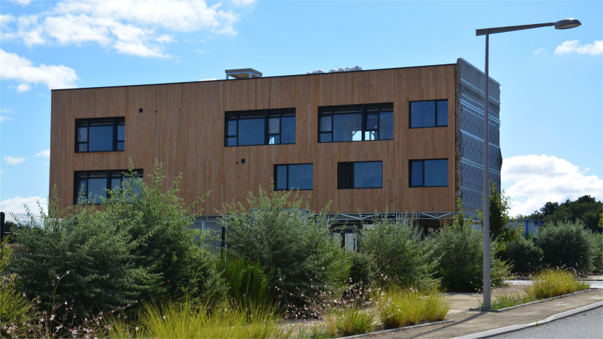 FrenchTechSNLBP's tweet photo. [#digital] Aux Sables d'Olonne, chez nos voisins @VendeeFrTech, "le projet #Numerimer vise à fixer une filière #numérique au bord de la mer. Un datacenter @OceanetTechno et un lieu de #coworking sont déjà en place" in @lalettreapi https://t.co/fRLgM2AI6b https://t.co/jpWkrmxqHK