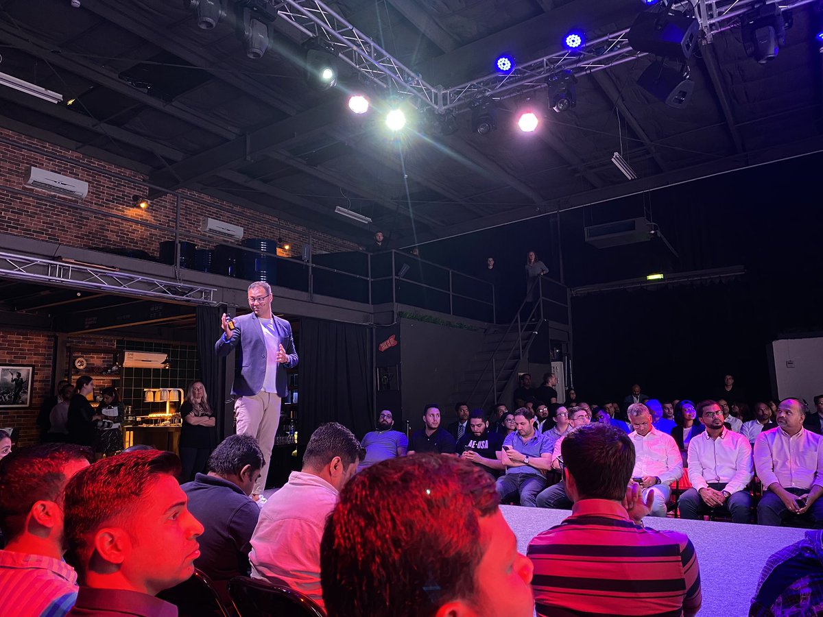 Mhadaidi's tweet image. السيد / وي وانغ مدير الأعمال التجارية لأجهزة الكمبيوتر الشخصي والأجهزة الذكية والشركات الصغيرة والمتوسطة في لينوفو الشرق الأوسط وأفريقيا

على المسرح ومقدمة بسيطه 

#ThinkBook 
#ThinkYou