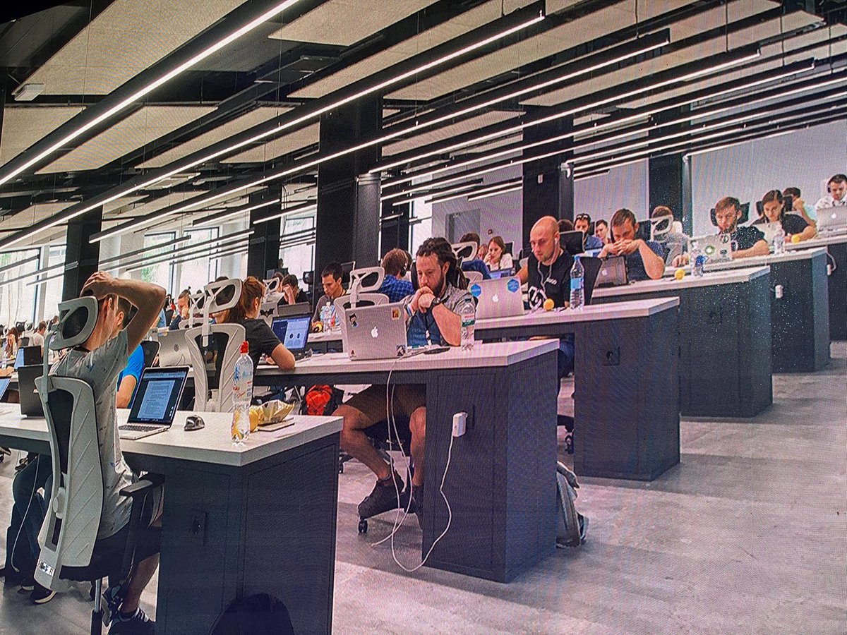 Mhadaidi's tweet image. السيد / وي وانغ مدير الأعمال التجارية لأجهزة الكمبيوتر الشخصي والأجهزة الذكية والشركات الصغيرة والمتوسطة في لينوفو الشرق الأوسط وأفريقيا

على المسرح ومقدمة بسيطه 

#ThinkBook 
#ThinkYou