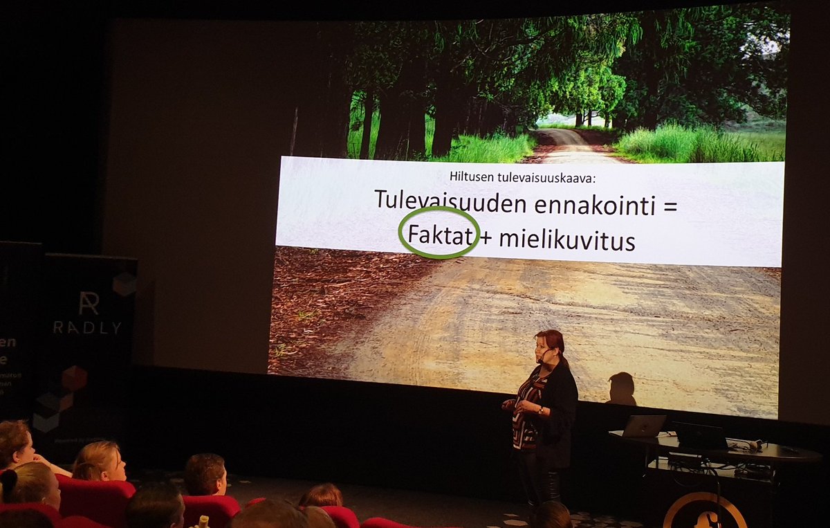JaneMartina's tweet photo. @elinafuturist'in tulevaisuuden kaava: Faktat + mielikuvitus 💡 #iabHotOrNot @IABFinland https://t.co/Pz8ynGoCrO