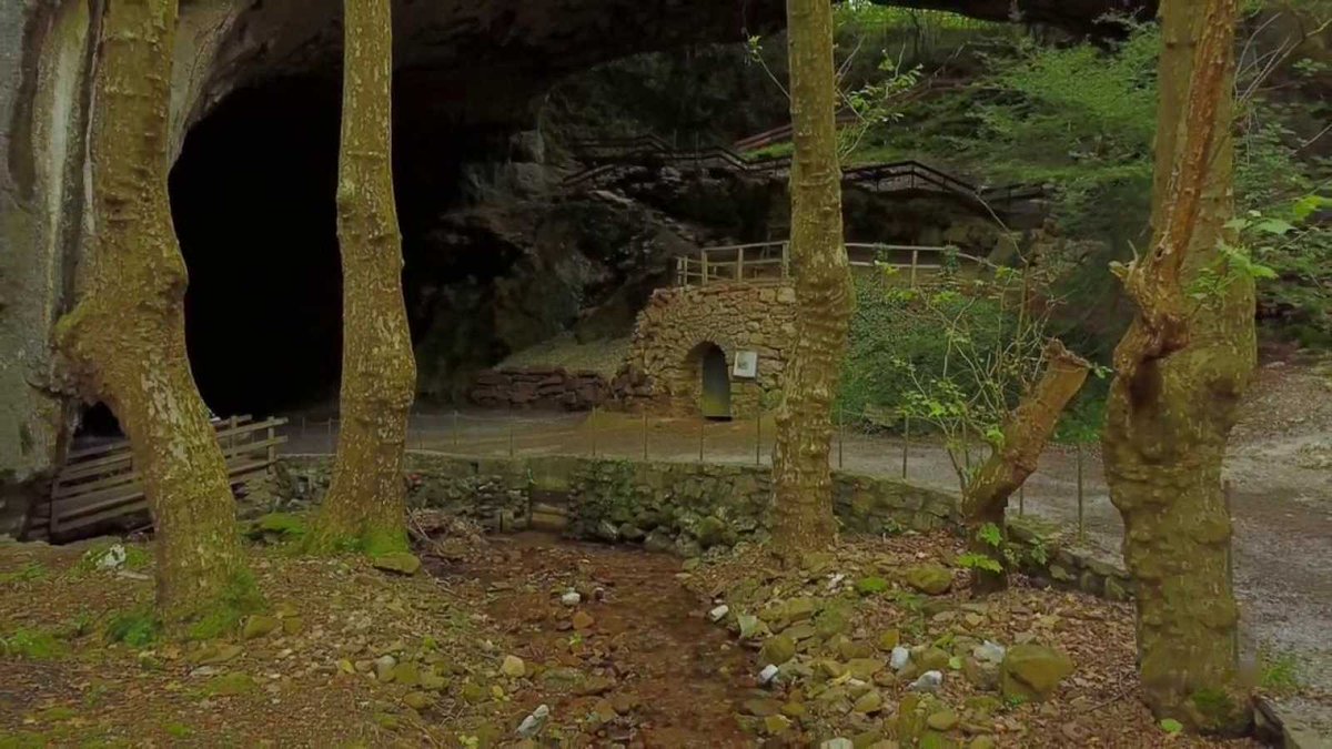 la2_tve's tweet photo. La 2 #ESTRENÓ anoche los dos primeros capítulos de "La navaja de Ockham". 
Una serie presentada por @luiscbrinol contra malentendidos y supersticiones. Ya #AlaCarta
🦉 Animales malditos y sagrados https://t.co/8F80KMn5UM
🧙‍♀️ Brujas y sus aquelarres https://t.co/PDCFDSO3f1 https://t.co/FJbqlNXIF1