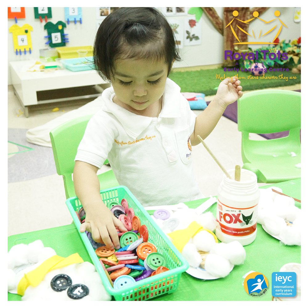 RoyalTotsIndo's tweet photo. Do you want to build a snowman?
Come on, let's go and play! 🎶🎵
#Preschool #preschooljakarta #earlyyears #sekolah #menteng #parent #ieyc #potd #learn #mom #dad #playbasedlearning #learningthroughplay #fieldworkeducation #snowman #christmas #decoration #playgroup #frozen https://t.co/dzWTyRp8wj