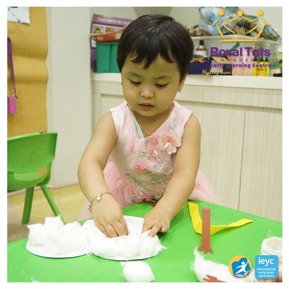 RoyalTotsIndo's tweet photo. Do you want to build a snowman?
Come on, let's go and play! 🎶🎵
#Preschool #preschooljakarta #earlyyears #sekolah #menteng #parent #ieyc #potd #learn #mom #dad #playbasedlearning #learningthroughplay #fieldworkeducation #snowman #christmas #decoration #playgroup #frozen https://t.co/dzWTyRp8wj