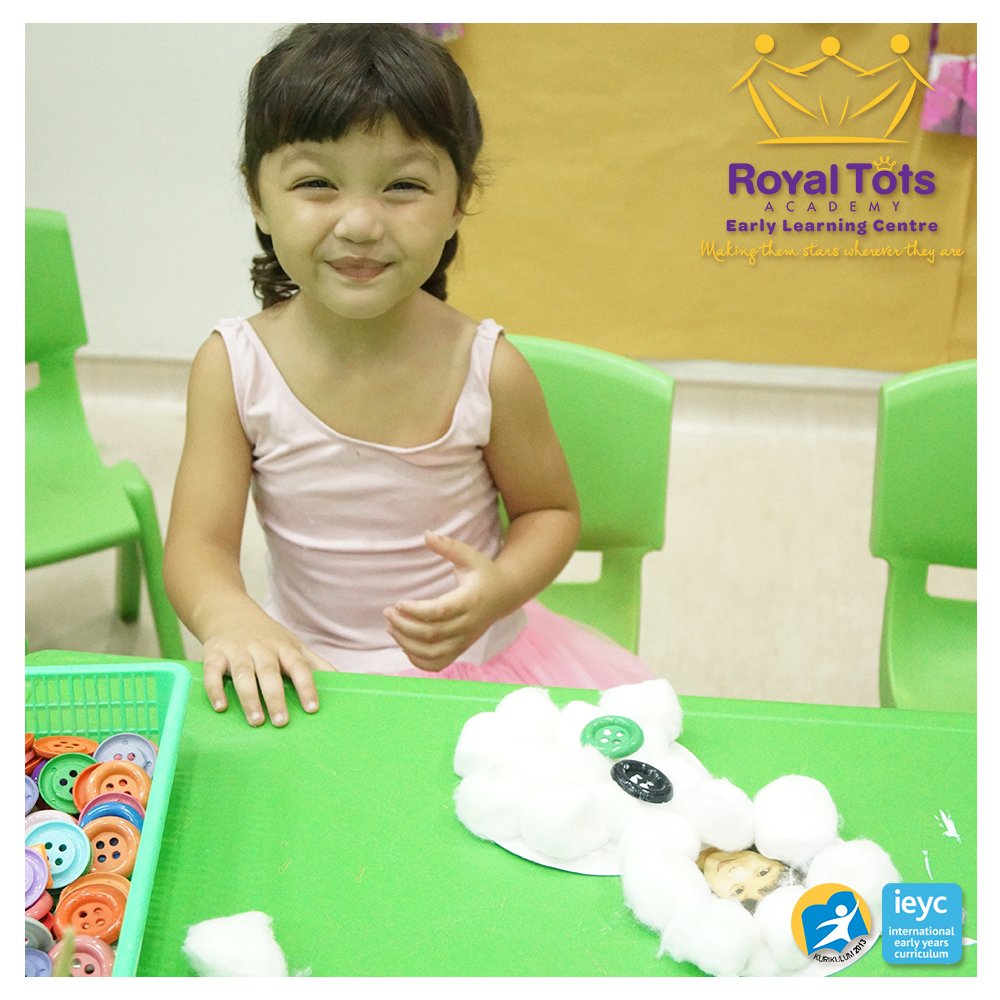 RoyalTotsIndo's tweet photo. Do you want to build a snowman?
Come on, let's go and play! 🎶🎵
#Preschool #preschooljakarta #earlyyears #sekolah #menteng #parent #ieyc #potd #learn #mom #dad #playbasedlearning #learningthroughplay #fieldworkeducation #snowman #christmas #decoration #playgroup #frozen https://t.co/dzWTyRp8wj