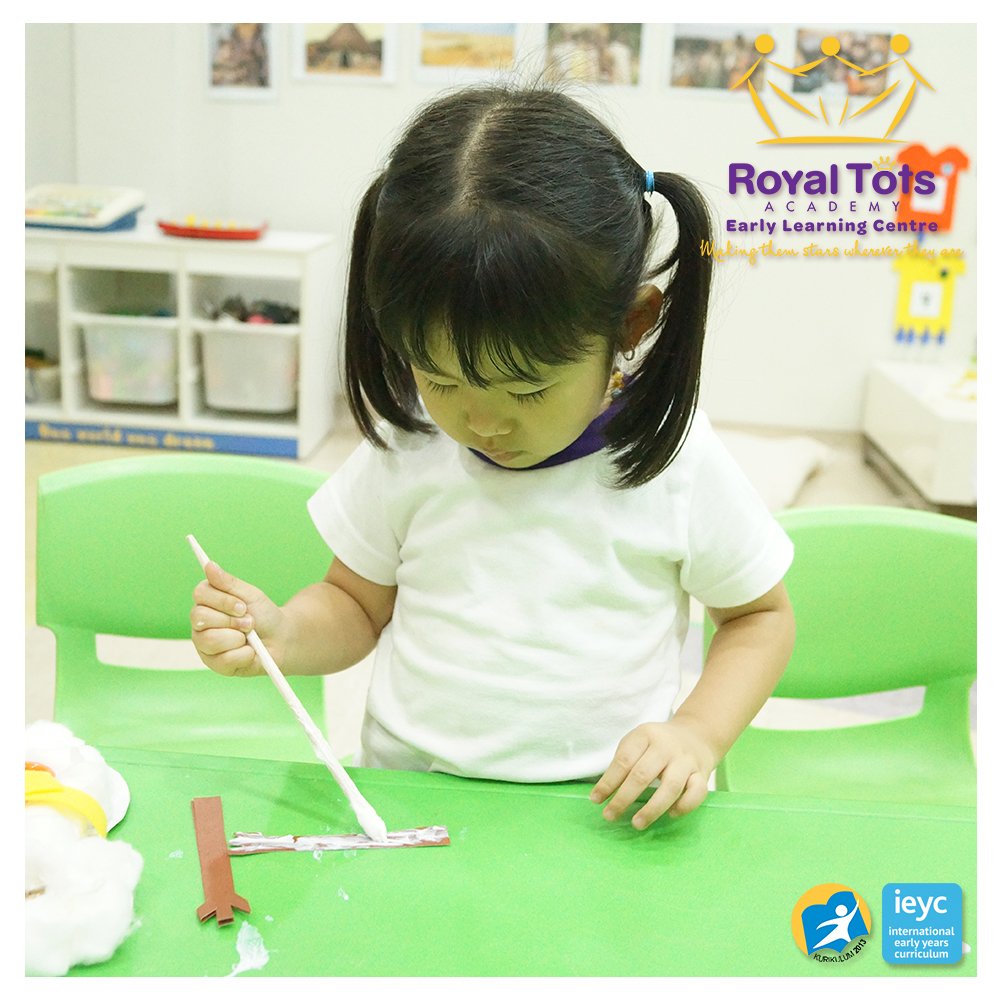 RoyalTotsIndo's tweet photo. Do you want to build a snowman?
Come on, let's go and play! 🎶🎵
#Preschool #preschooljakarta #earlyyears #sekolah #menteng #parent #ieyc #potd #learn #mom #dad #playbasedlearning #learningthroughplay #fieldworkeducation #snowman #christmas #decoration #playgroup #frozen https://t.co/dzWTyRp8wj