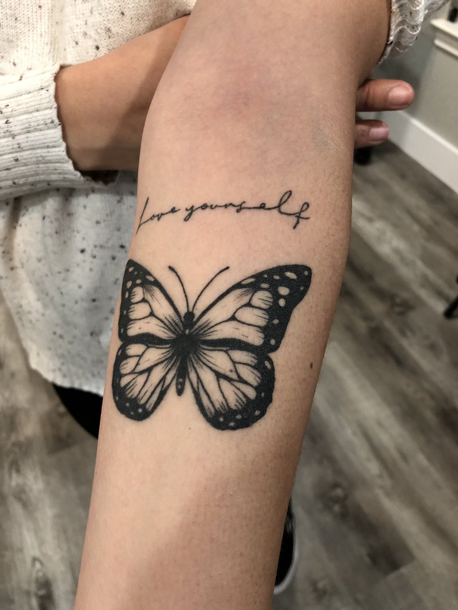 For an appointment or consultation dm or txt me 682 313 9025 
#Butterfly #inkfamilia #texasinked #healdwork #dfw #arlingtontx #parksatarlington #peakneedles #arlingtonink #bountypappertowles #ink #PopeyesChickenSandwich