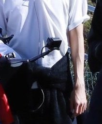 หน้าก็หล่อ ใส่เสื้อยืดสีขาวก็ดี อกก็แน่น เส้นผัวที่เเขนก็กรุบ ประชากรเมียตายทั้งแผ่นดิน