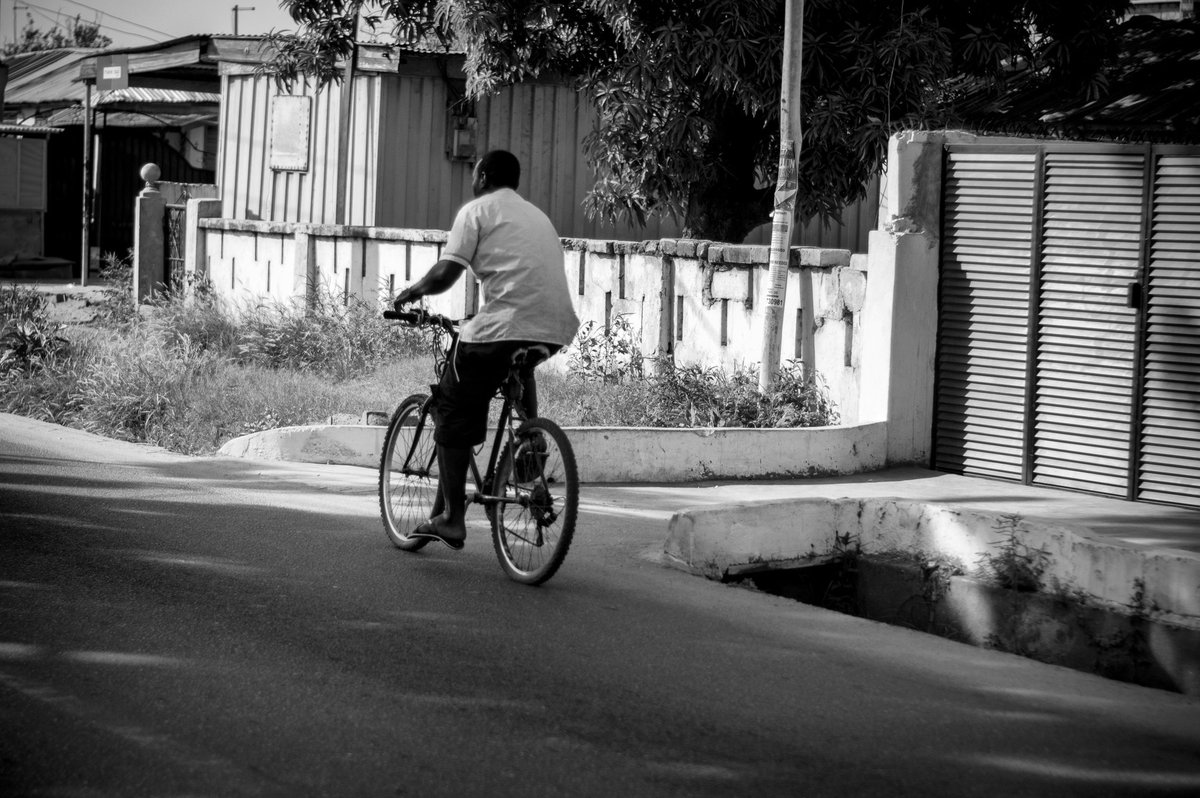 Specscomms's tweet photo. Life is like riding a bicycle. In order to keep your balance, you must keep moving. - Albert Einstein
#streetphotography
#TellingStoriesWithVisuals
#iamnikond3200
#Yongnuo50mm https://t.co/3r77Gn4AOw