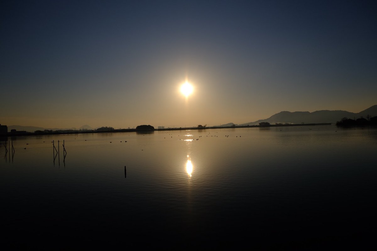 fumityu1204's tweet photo. 仕事帰りの寄り道！
#カメラ好きな人と繋がりたい 
#写真好きな人と繋がりたい 
#写真撮ってる人と繋がりたい 
#photograghy 
#photographer 
#カメラ初心者 
#カメラ友達募集
#��賀
#近江八幡 
#西の湖 
#夕焼け
#景色 https://t.co/GqXPhogZXo