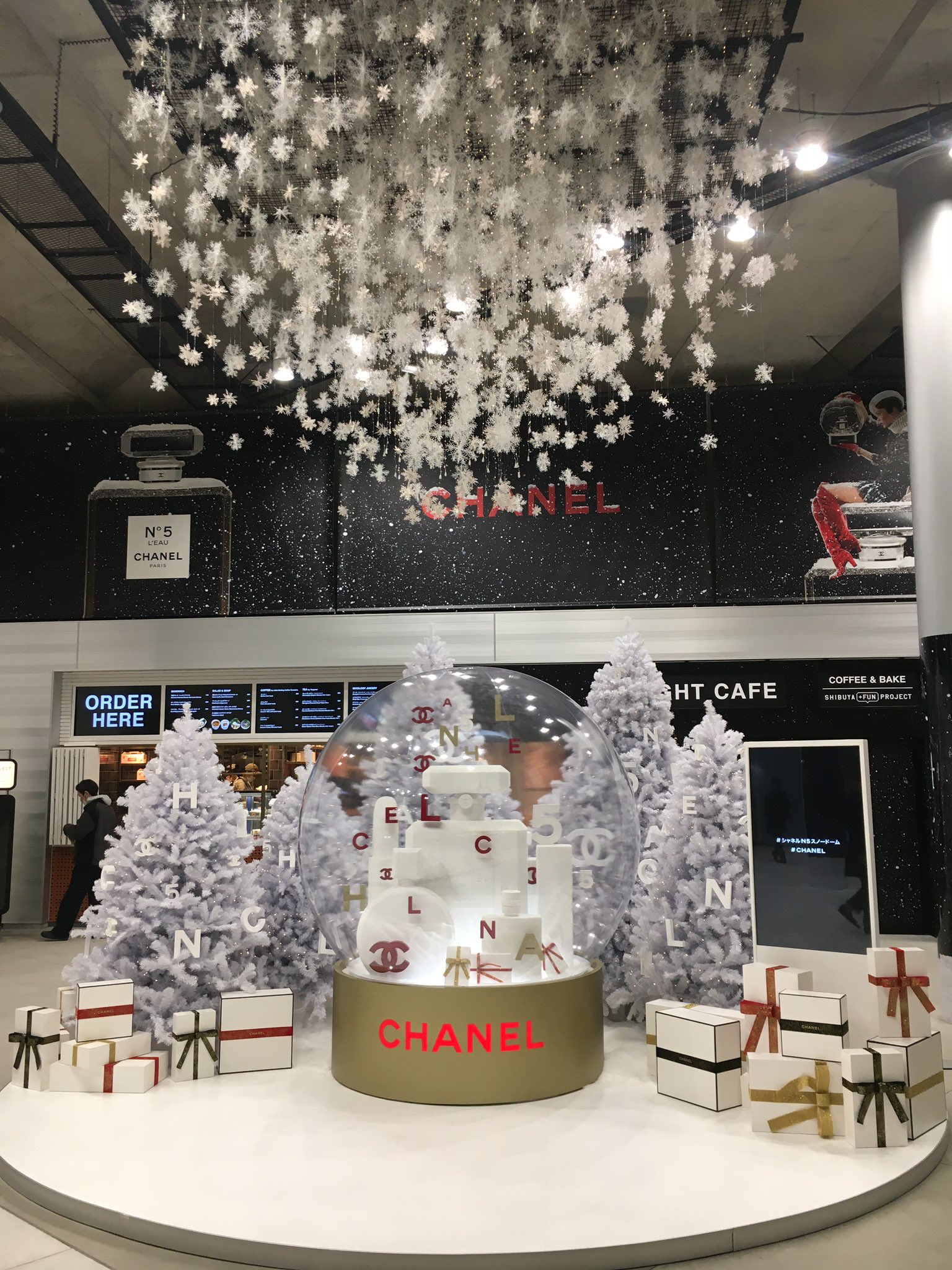 CHANEL スノードーム クリスマスツリー CHANEL シャネル スノードーム クリスマス ツリー ホワイト