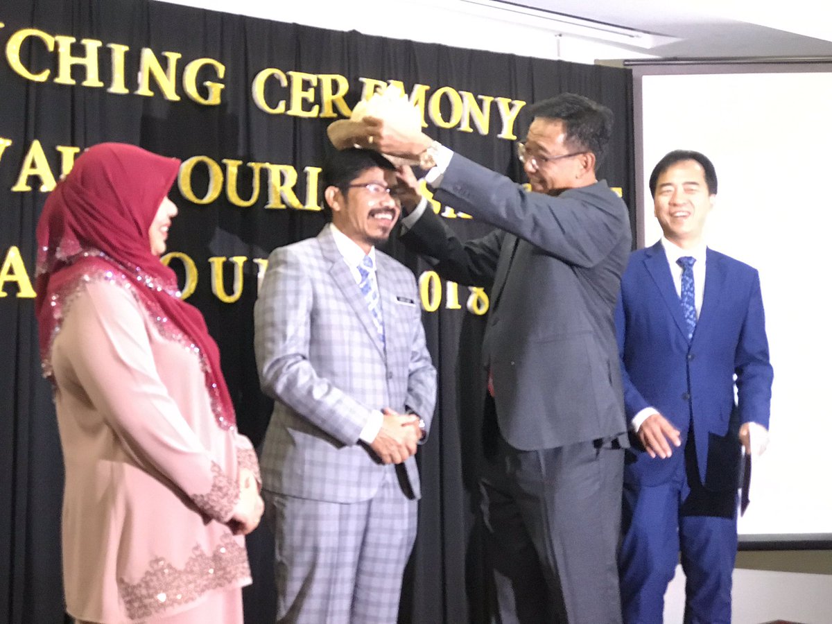 ybkarimhamzah's tweet photo. I thank #Malaysia Dept of Statistics #DOSM Chief Statistician Dato Sri Dr Mohd Uzir Mahidin &amp; #Sarawak Dept of Statistics acting director Rozana Abg Hassan for joining us in this morning’s launching of #Sarawak #Tourism #Satellite Account, the first of its kind undertaken here. https://t.co/Z5SdDm9QzC