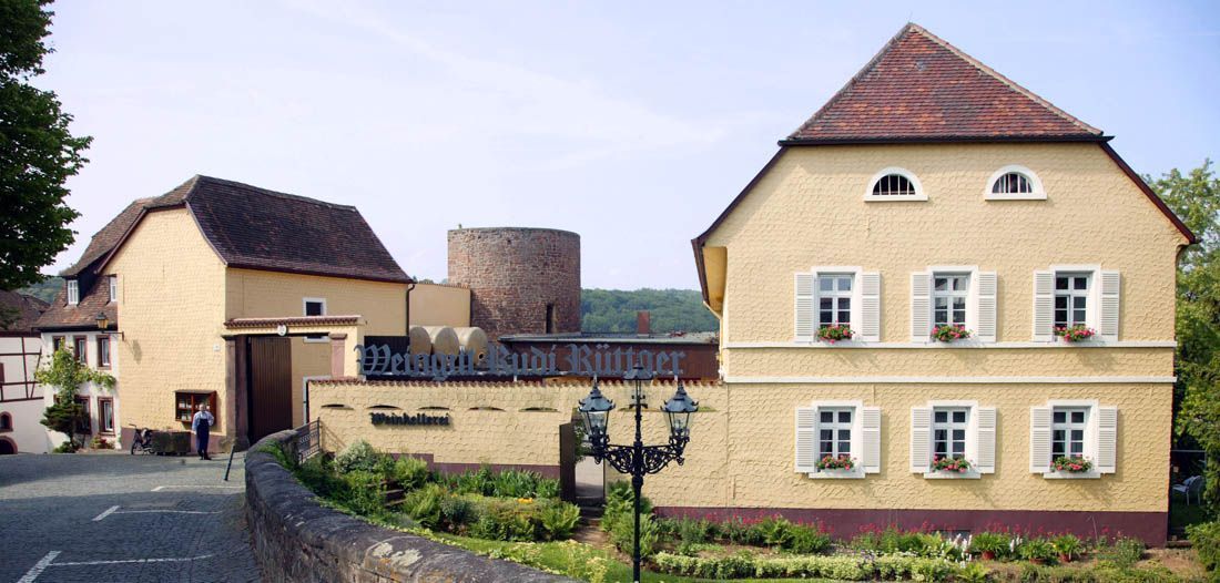 Bret’s favorite local Wein Gut is Rudi Rüttiger in Neuleinigen buff.ly/2vF8h32 🍷
Discover all the tips he shares about wine tasting along the  #DeutscheWeinstrasse 🍇 🎧  buff.ly/2Mh0KBV

🇩🇪 #GermanyTourism 🇪🇺 #exploreeurope