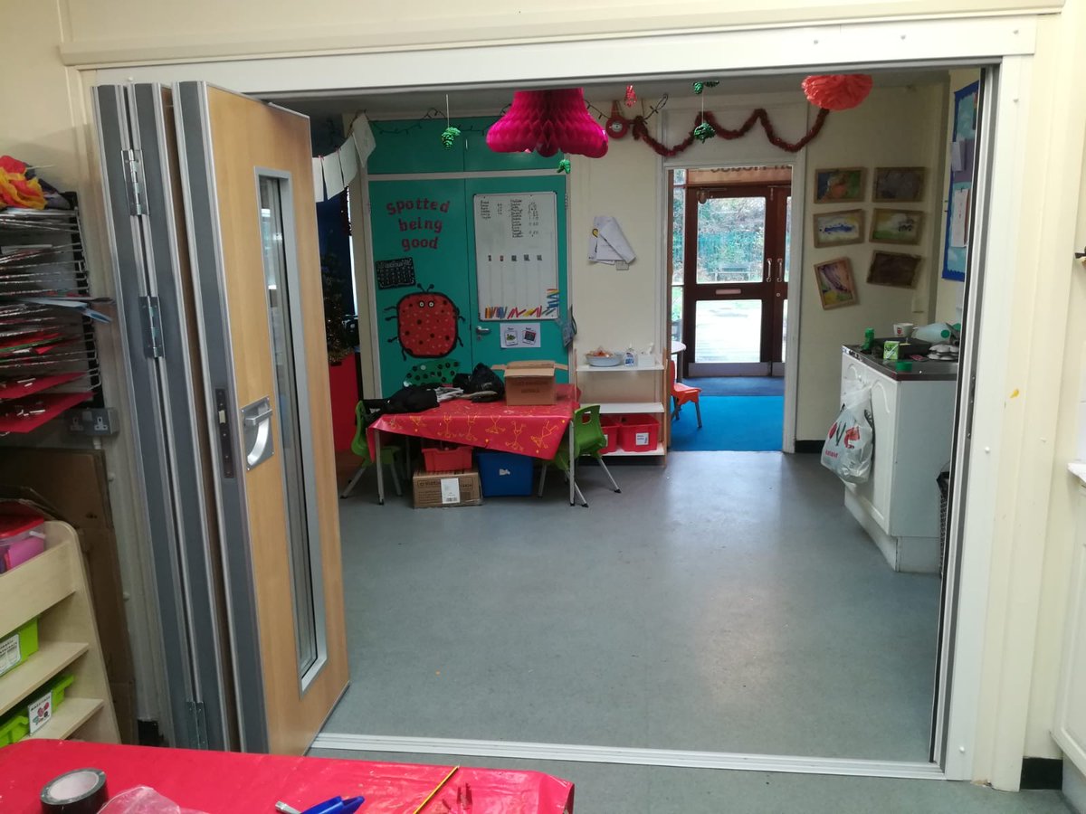 Becker_Walls's tweet image. Successful installation of another SM3 sliding partition with vision panel in a primary school in Kent.  #slidingpartition #partitionwalls 😀