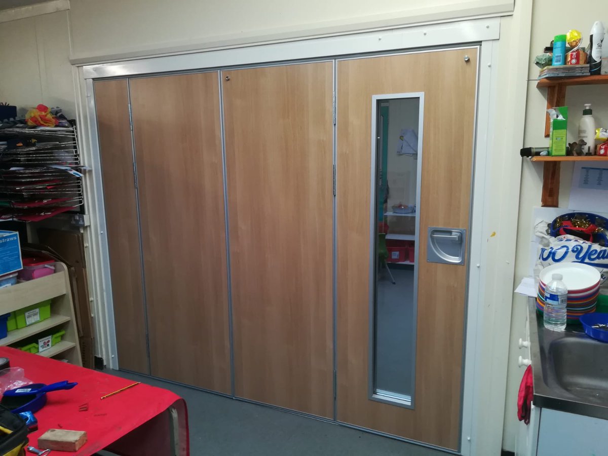 Becker_Walls's tweet image. Successful installation of another SM3 sliding partition with vision panel in a primary school in Kent.  #slidingpartition #partitionwalls 😀