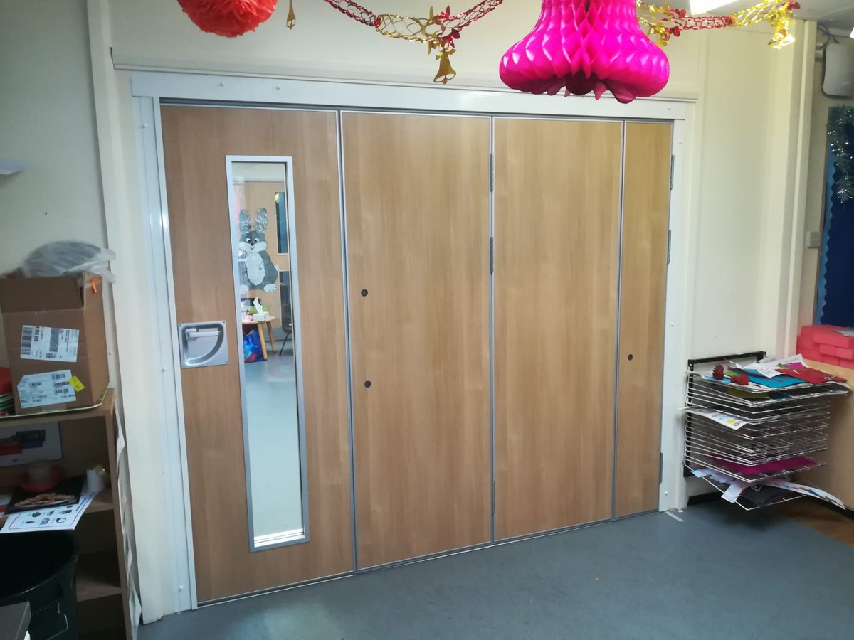 Becker_Walls's tweet image. Successful installation of another SM3 sliding partition with vision panel in a primary school in Kent.  #slidingpartition #partitionwalls 😀